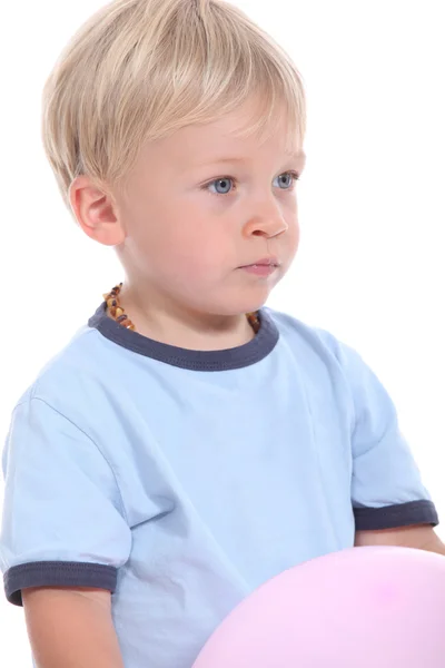 Хлопчик тримає повітряну кулю — стокове фото