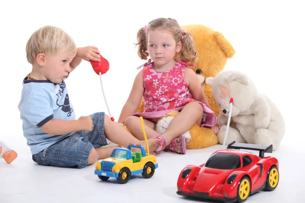 Barn som leker med leksaker — Stockfoto