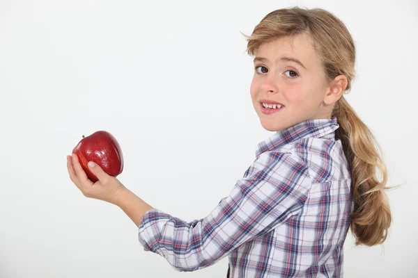 Ragazza con una mela rossa — Foto Stock