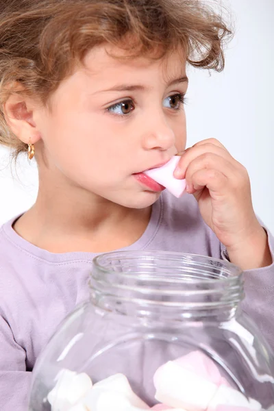 Mädchen isst Marshmallows — Stockfoto