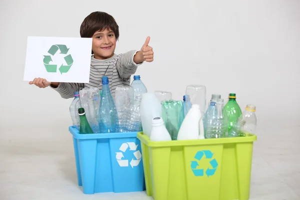 Rapazinho reciclagem — Fotografia de Stock