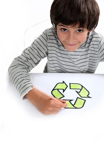 Kleine jongen tekening recycle logo — Stockfoto