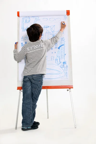 Criança desenhando em um flipchart — Fotografia de Stock