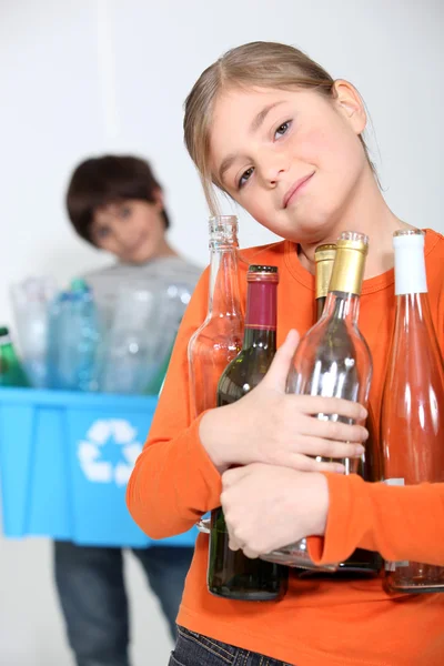 Kinder recyceln Glasflaschen — Stockfoto