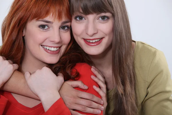 포옹 하는 두 여자 친구 — 스톡 사진