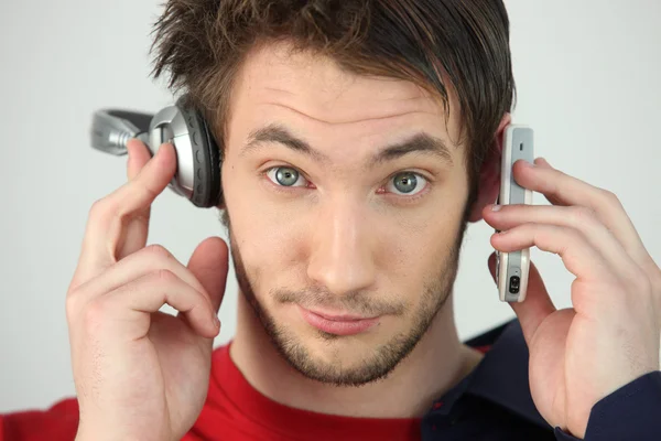 Homem com fones de ouvido e celular — Fotografia de Stock