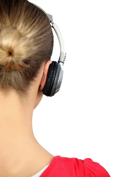 女孩听音乐用耳机，背视图 — 图库照片