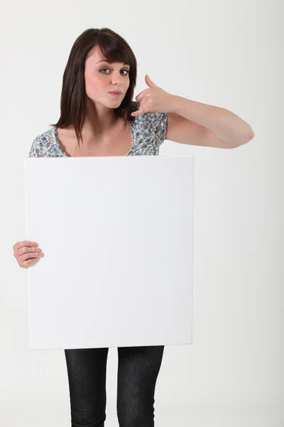 Chica de cabello castaño sosteniendo panel blanco para el mensaje — Foto de Stock