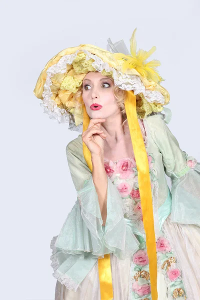 Mujer teatral vestida con un gran capó y vestido flojo —  Fotos de Stock