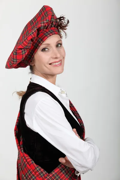 Vrouw dragen traditionele Schotse outfit — Stockfoto