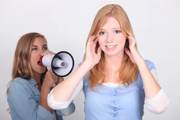 Женщина с мегафоном кричит — стоковое фото