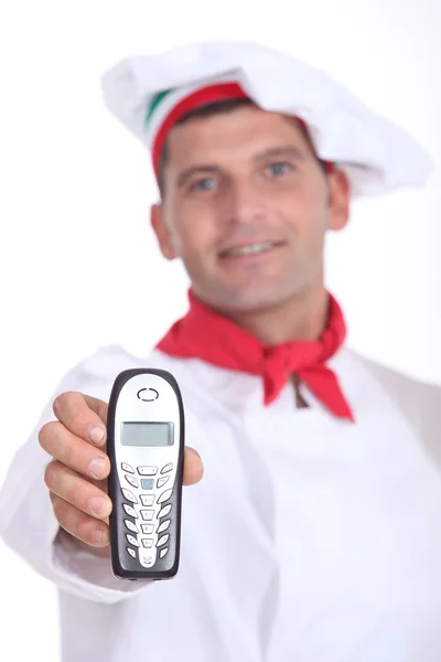 Portret van een pizza chef-kok met telefoon — Stockfoto