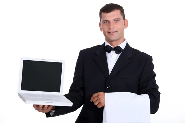 Waitor posiadania laptopa — Zdjęcie stockowe