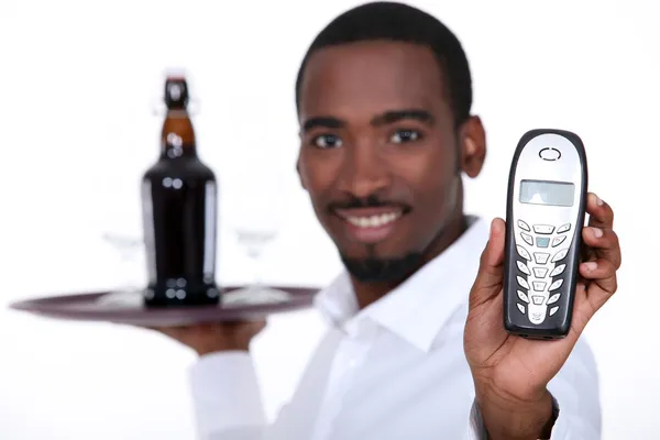 Fekete bor pincér mutatja a telefon — Stock Fotó