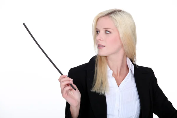 Hezká mladá žena v černém obleku drží hůl — Stock fotografie