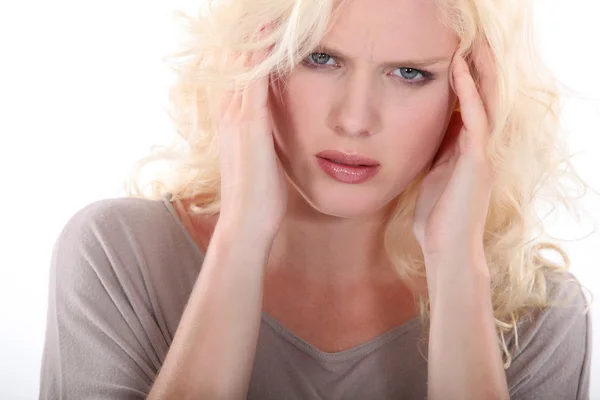Unga blonda kvinnan med huvudvärk — Stockfoto