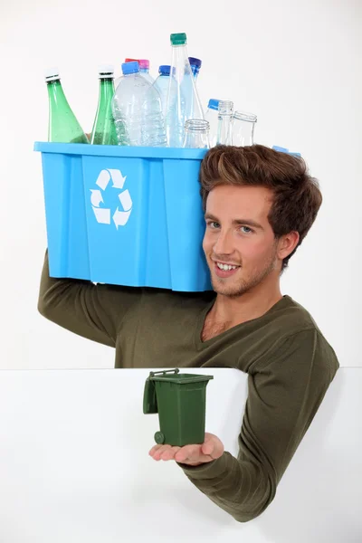 Mann recycelt Flaschen — Stockfoto
