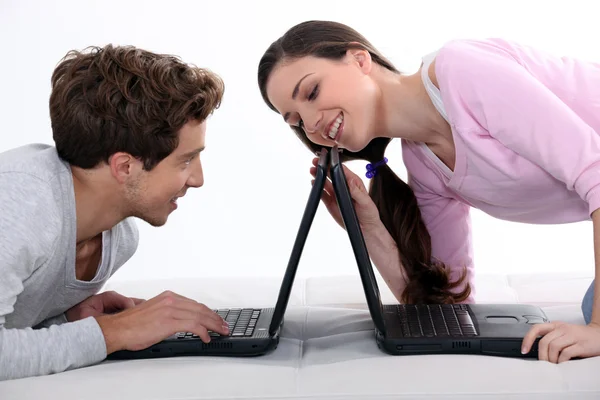 Dizüstü bilgisayarlar ile Çift — Stok fotoğraf