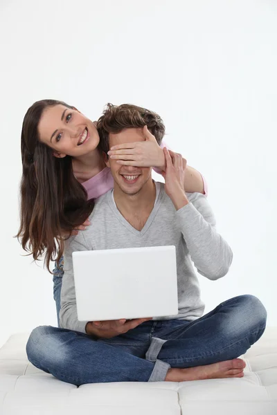 Par med en bärbar dator — Stockfoto
