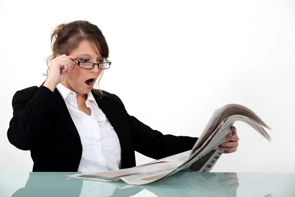 Affärskvinna chockad över hennes tidning — Stockfoto