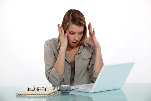 Kvinna förbannad på hennes dator. — Stockfoto