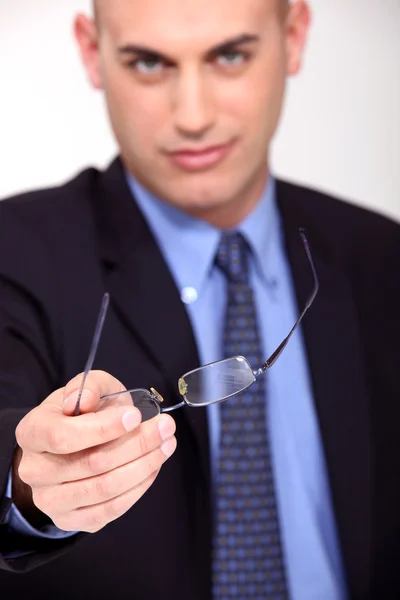 Affärsman erbjuder hans glasögon — Stockfoto