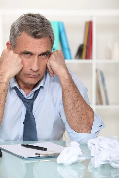 Escritor sin inspiración en medio de bolas de papel — Foto de Stock