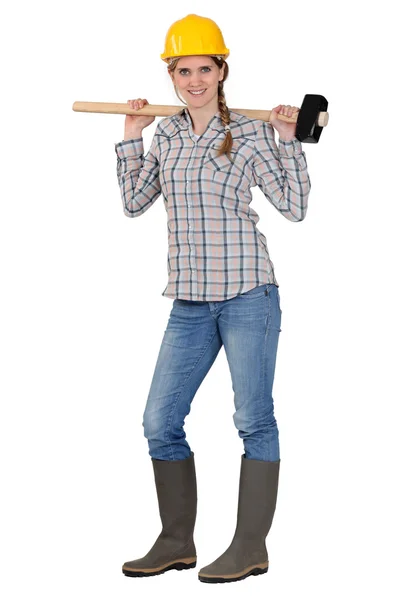 Tradeswoman che trasporta un martello — Foto Stock