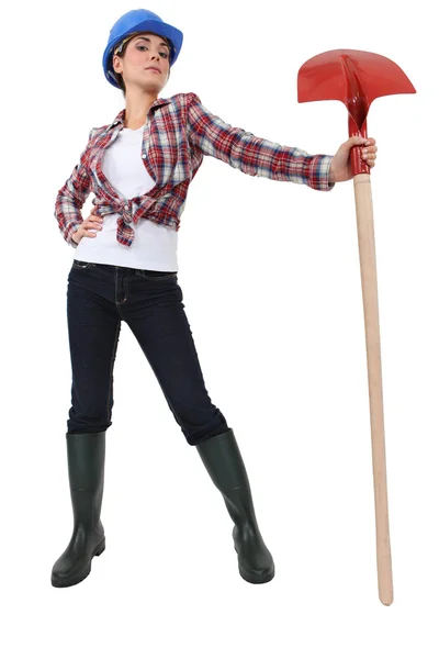 Женщина с гордостью держит лопату — стоковое фото
