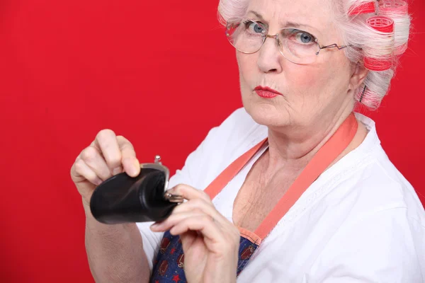 Oude vrouw met een portemonnee — Stockfoto