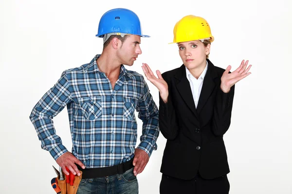 Female architect being assertive with craftsman — Stock Photo, Image