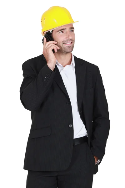 Engenheiro falando em seu telefone celular — Fotografia de Stock
