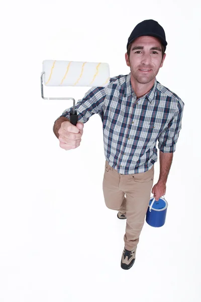 Mężczyzna trzyma wałek malarski — Zdjęcie stockowe