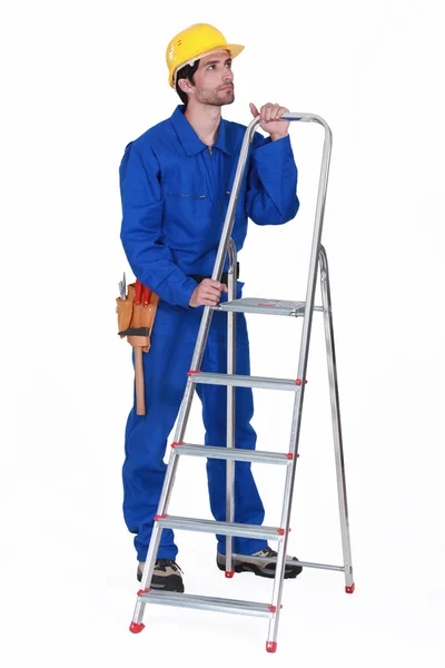 Ouvrier debout avec échelle de marche — Photo