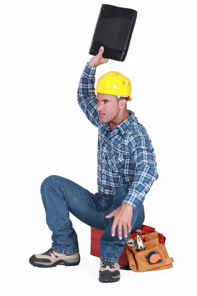 Stavební inspektor vztek na nefunkční notebook — Stock fotografie