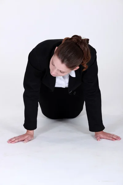 Businesswoman doing knee push-ups — Stock Photo, Image