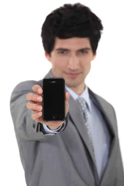 Ein Geschäftsmann reicht ein Telefon. — Stockfoto