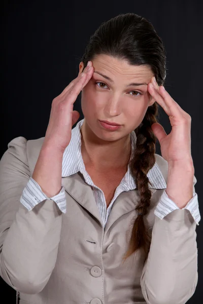 Una mujer de negocios con dolor de cabeza . —  Fotos de Stock