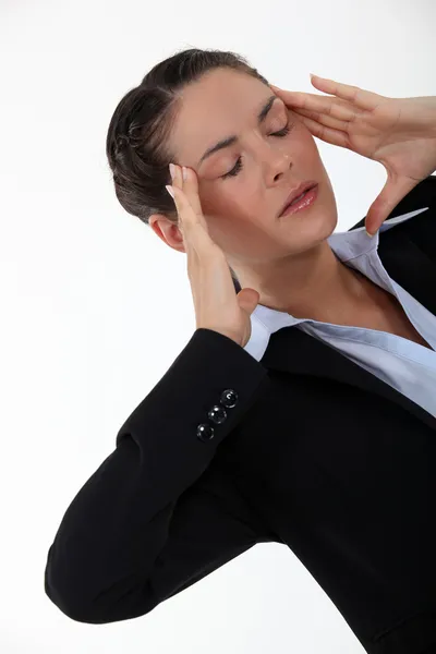 Mulher que sofre de uma dor de cabeça latejante — Fotografia de Stock
