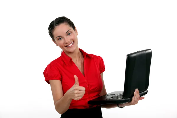 Деловая женщина с ноутбуком, показывающая большой палец вверх . — стоковое фото