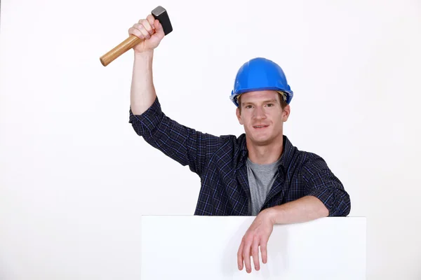 Homem segurando um martelo — Fotografia de Stock