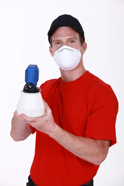 Homem com uma máscara com um paintsprayer — Fotografia de Stock
