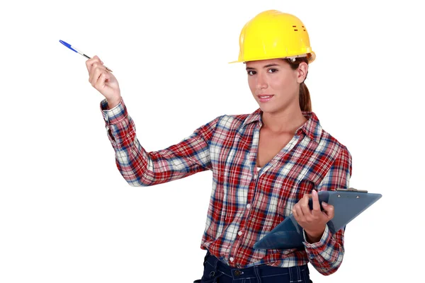 Construtor do sexo feminino com uma área de transferência — Fotografia de Stock