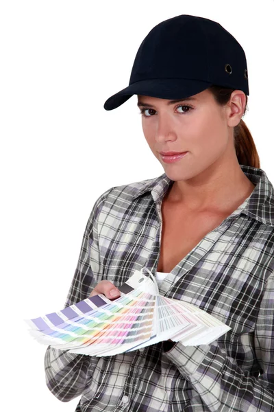 Dekoratör med en färg-färgruta — Stockfoto