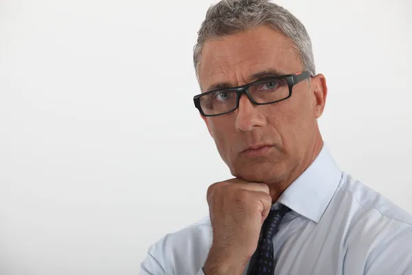 Retrato de um homem usando óculos de armação grossa — Fotografia de Stock