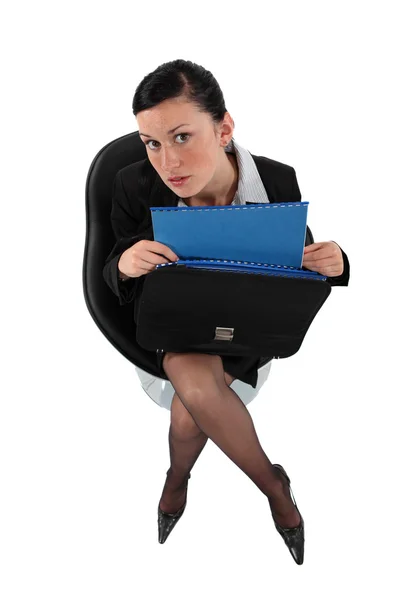 Businesswoman holding a briefcase full with folders — Stock Photo, Image