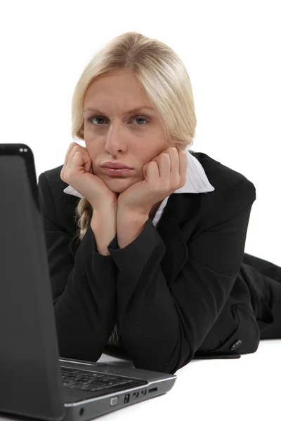 Glum mulher com seu laptop — Fotografia de Stock