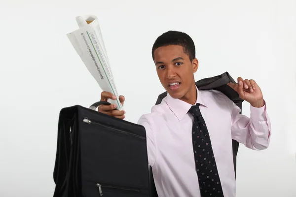 Joven hombre de negocios con maletín y periódico — Foto de Stock