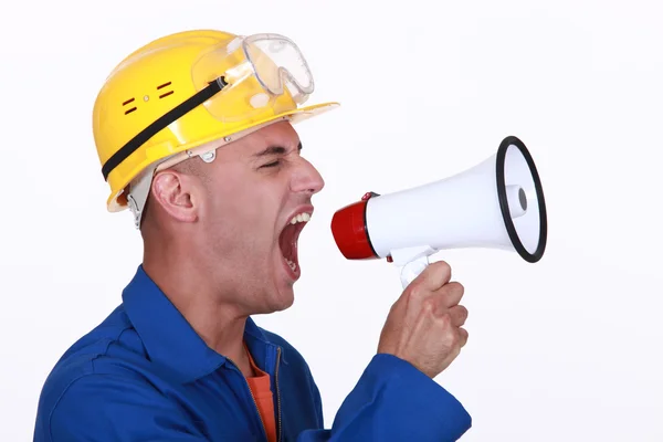 Robotnik budowlany krzyczy do megafonu — Zdjęcie stockowe
