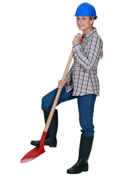 Kvinna byggnadsarbetare med en spade — Stockfoto